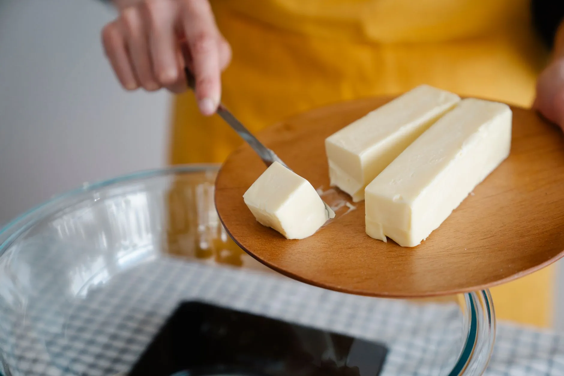 Butter wird auf einem Teller geschnitten