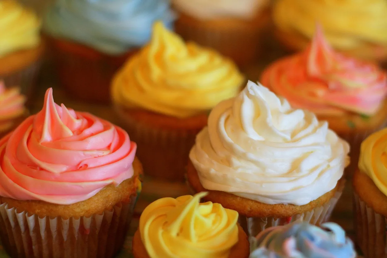 Bunt verzierte Cupcakes mit Buttercreme
