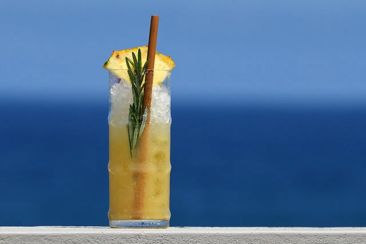Ein Highball-Glas mit einem klaren Longdrink