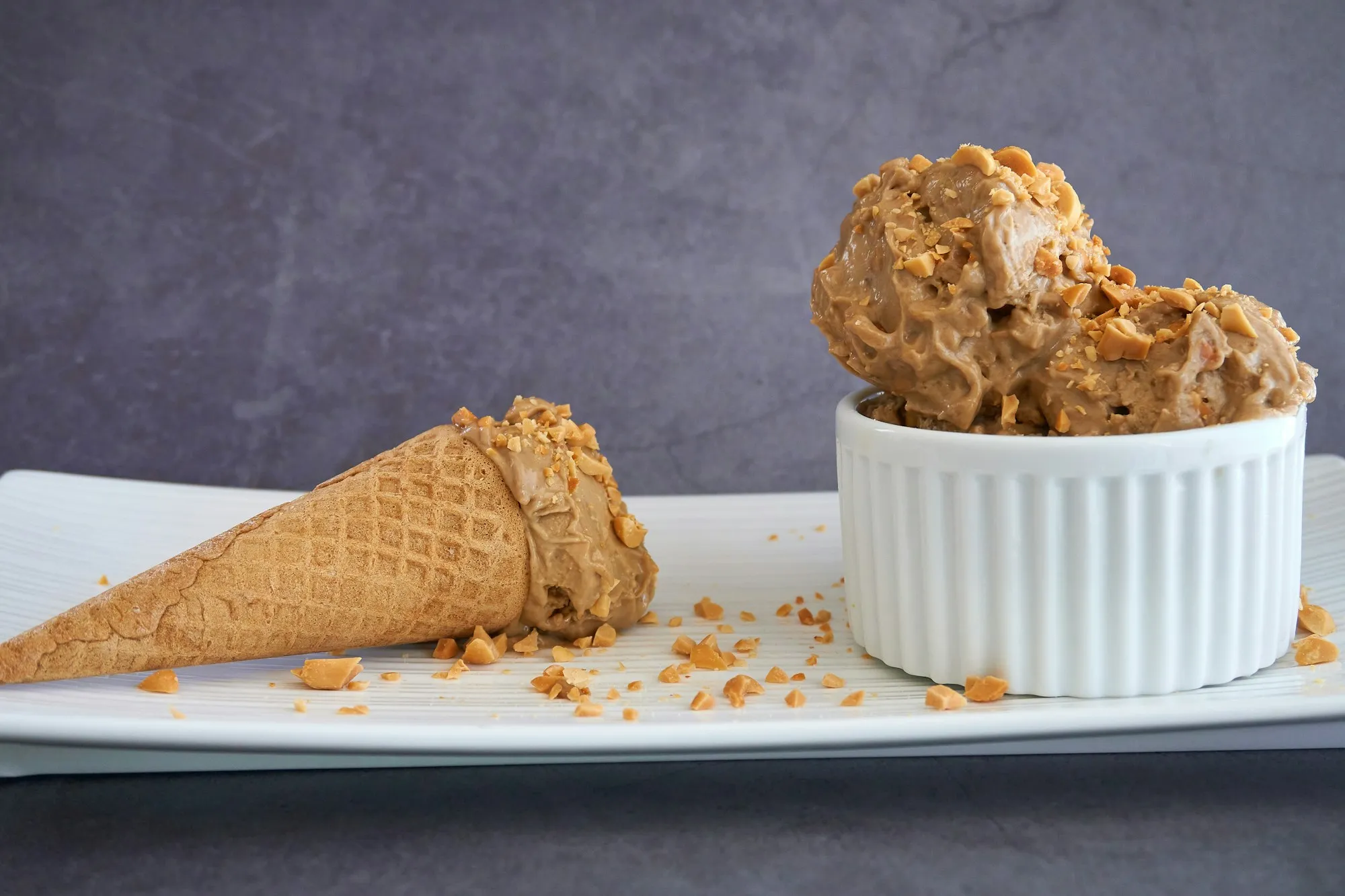 Eine Kugel Eis in einer Waffel auf einem Teller