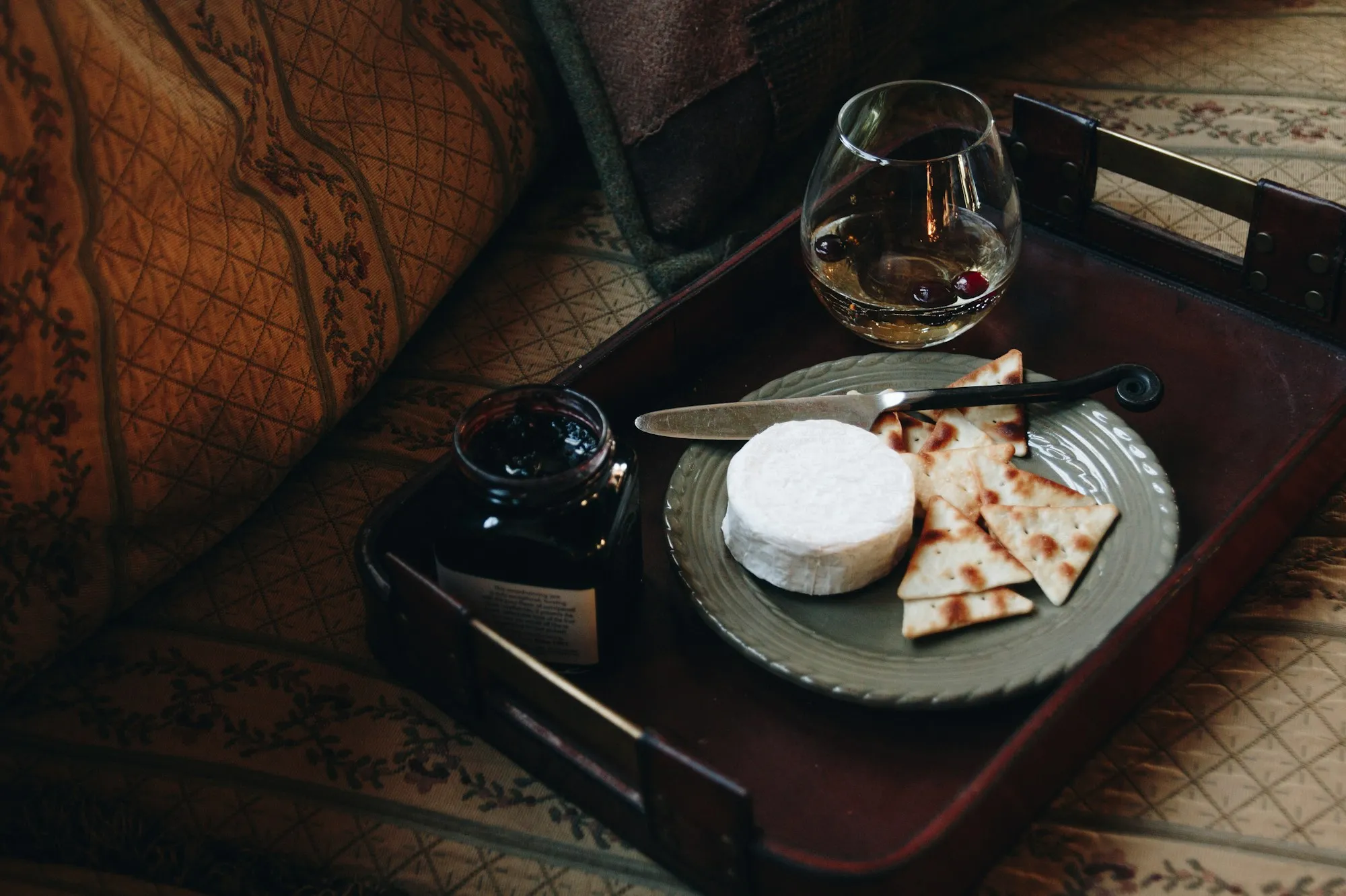 Ein Glas Whisky auf einem dunklen Holztisch