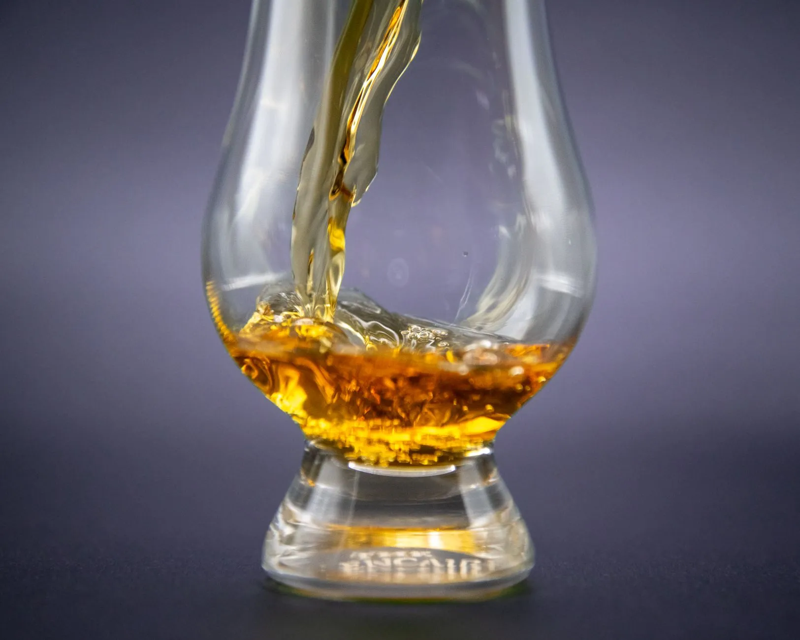 Goldfarbener Whisky wird in ein elegantes Glas gegossen