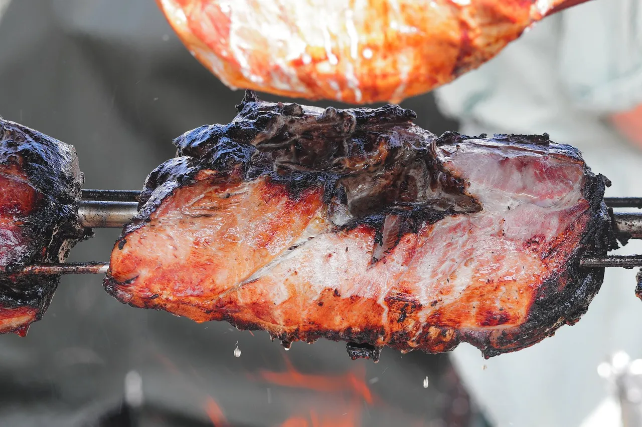 Ein glasierter Braten am Drehspieß