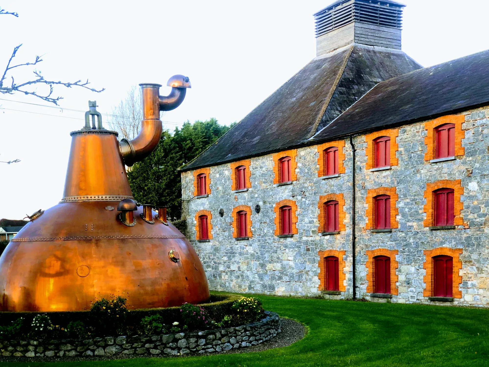Das Gebäude einer Whisky-Brennerei