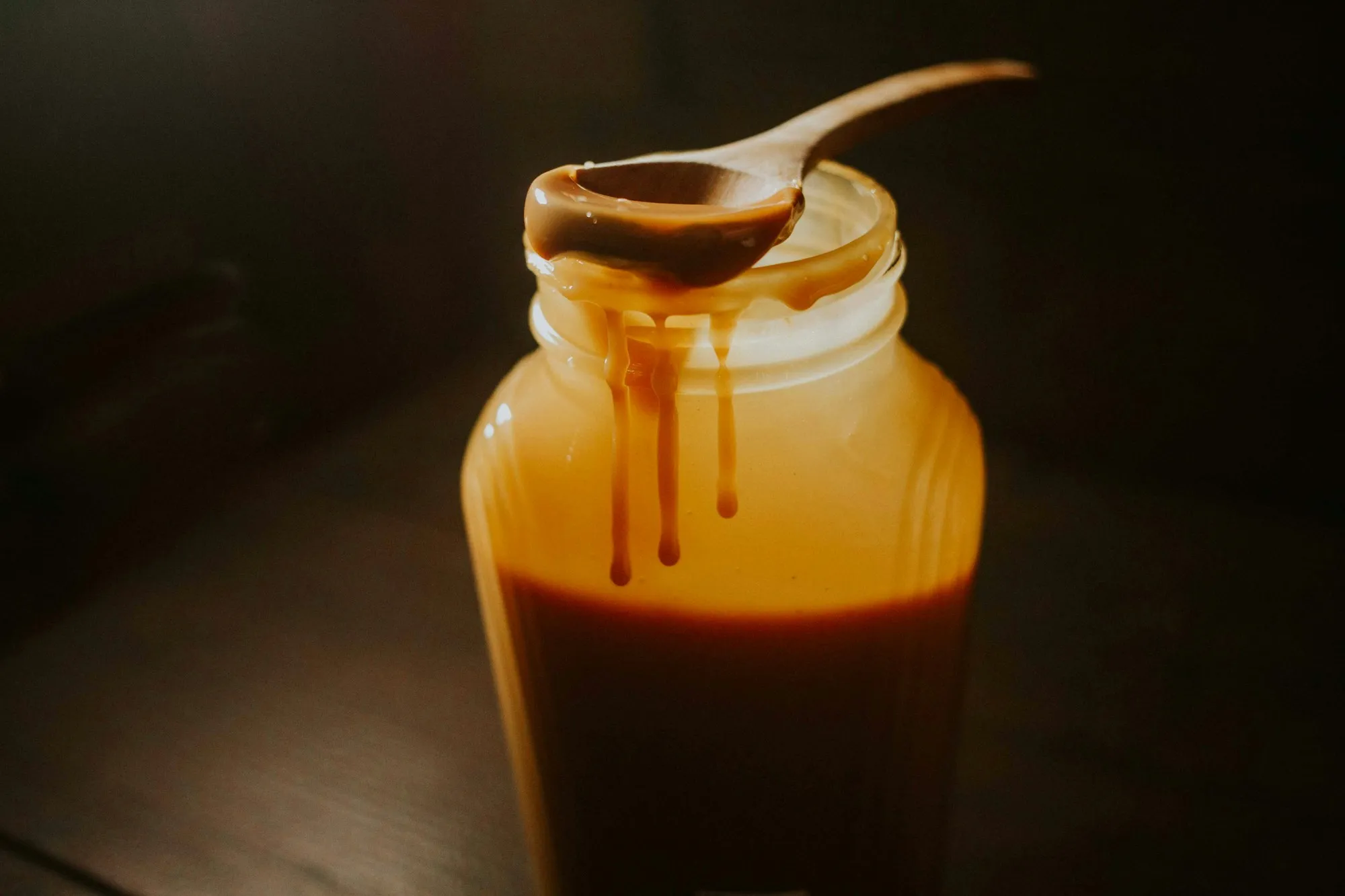 Ein Einmachglas mit dunkler Karamellsauce