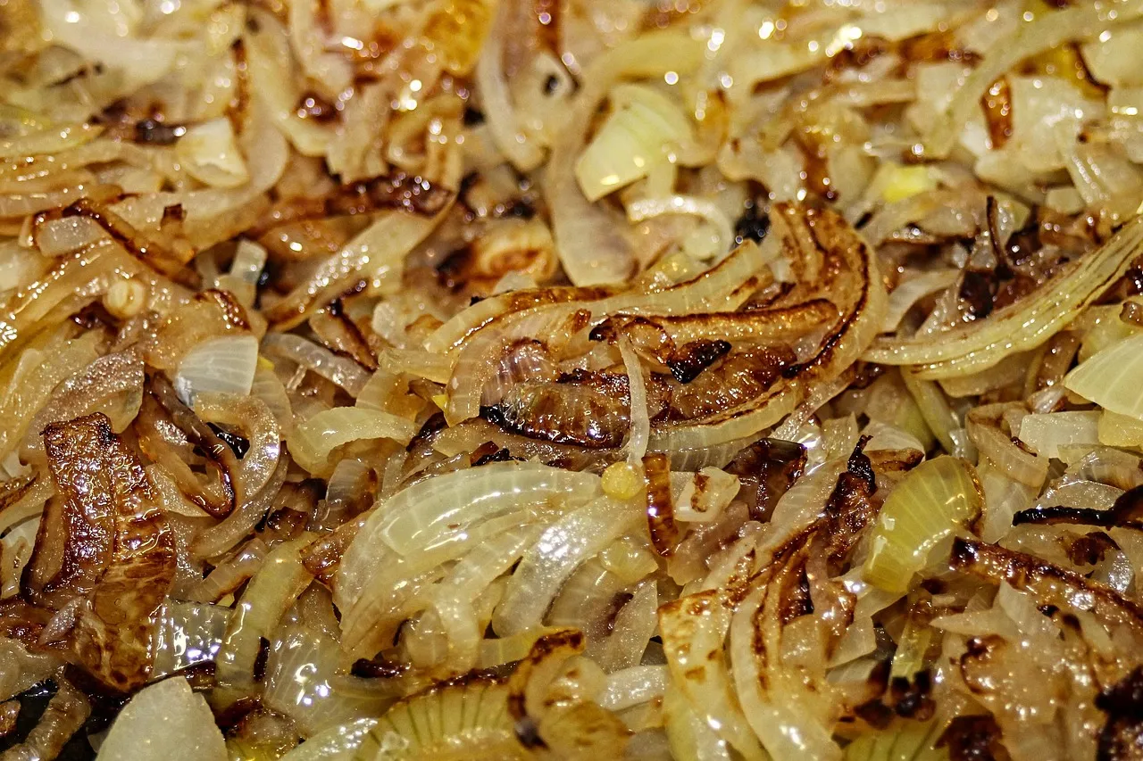Karamellisierte Zwiebeln in einer Pfanne