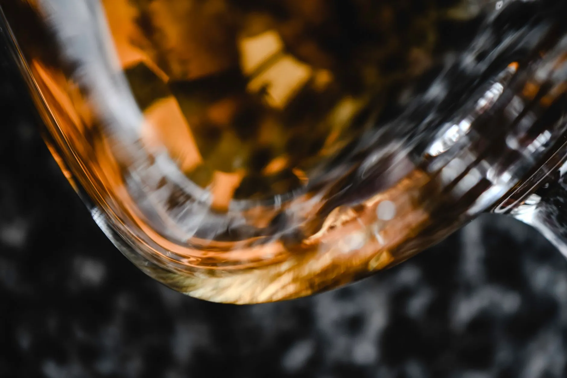 Nahaufnahme eines Glases mit goldbraunem Whisky