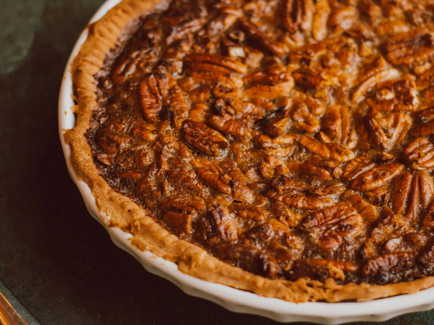 Ein Pecan Pie mit goldener Kruste