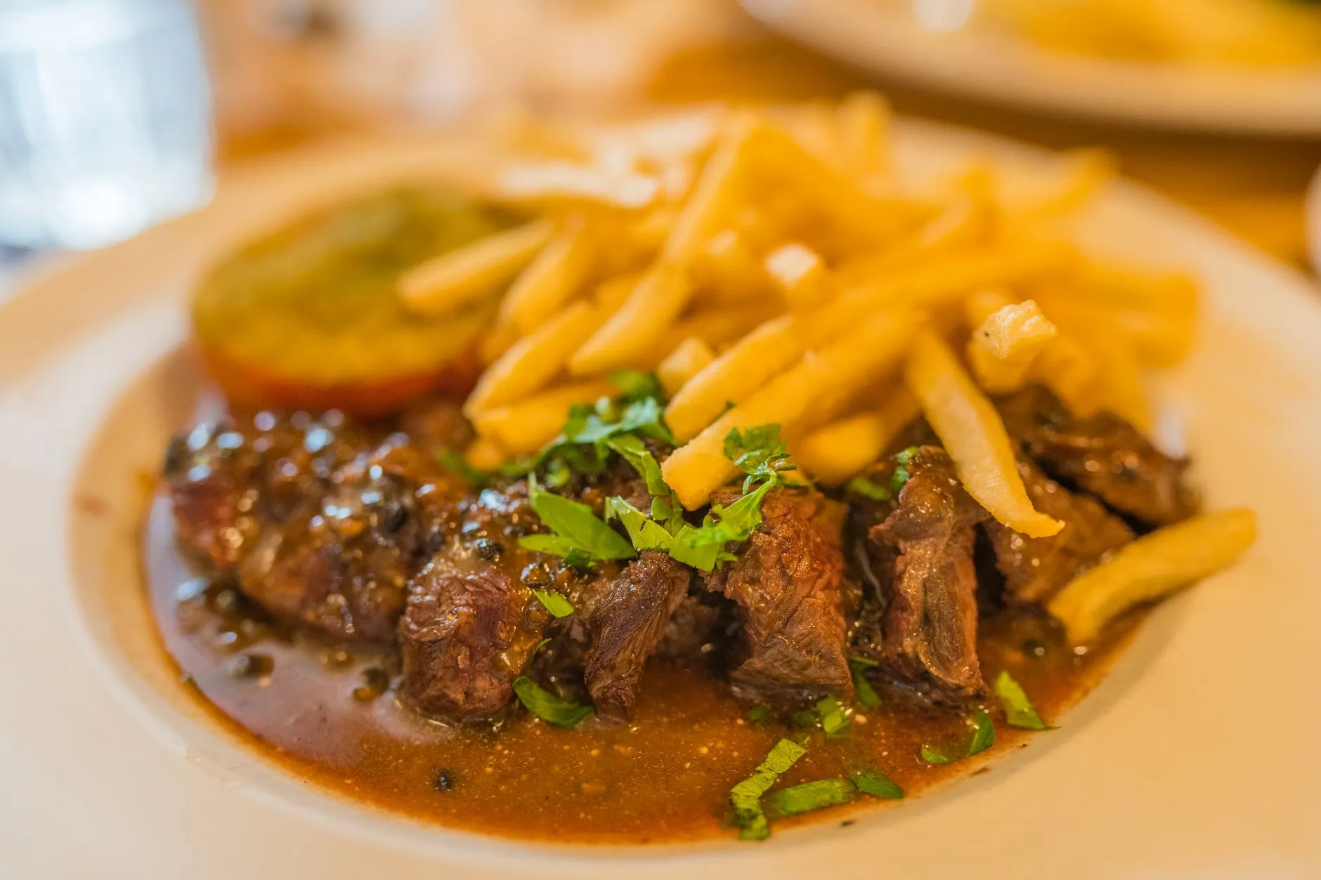 Steak mit Pommes auf einem Teller