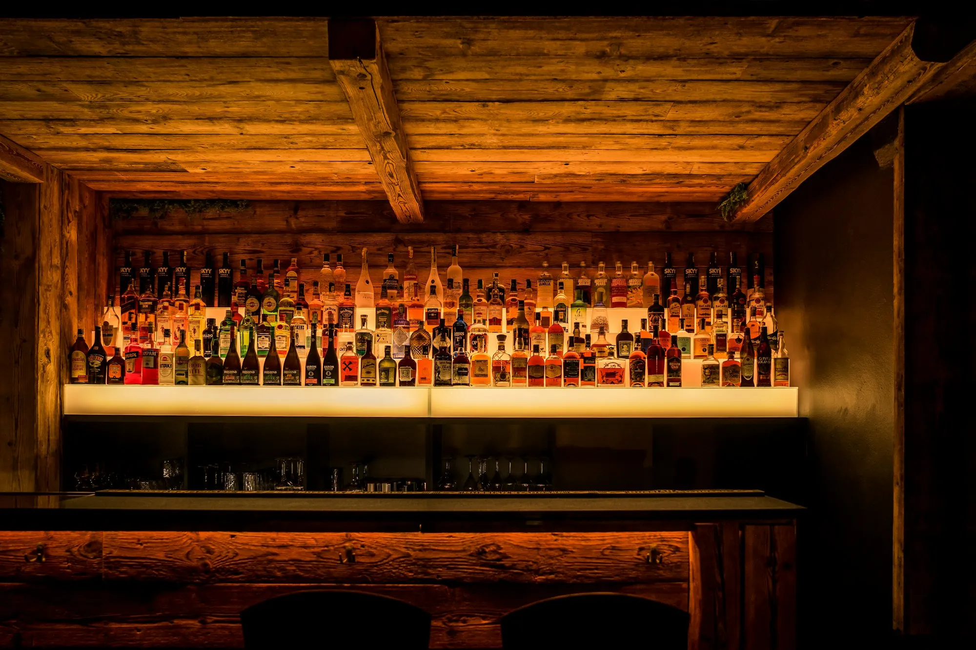 Eine Bar mit vielen Flaschen im Hintergrund