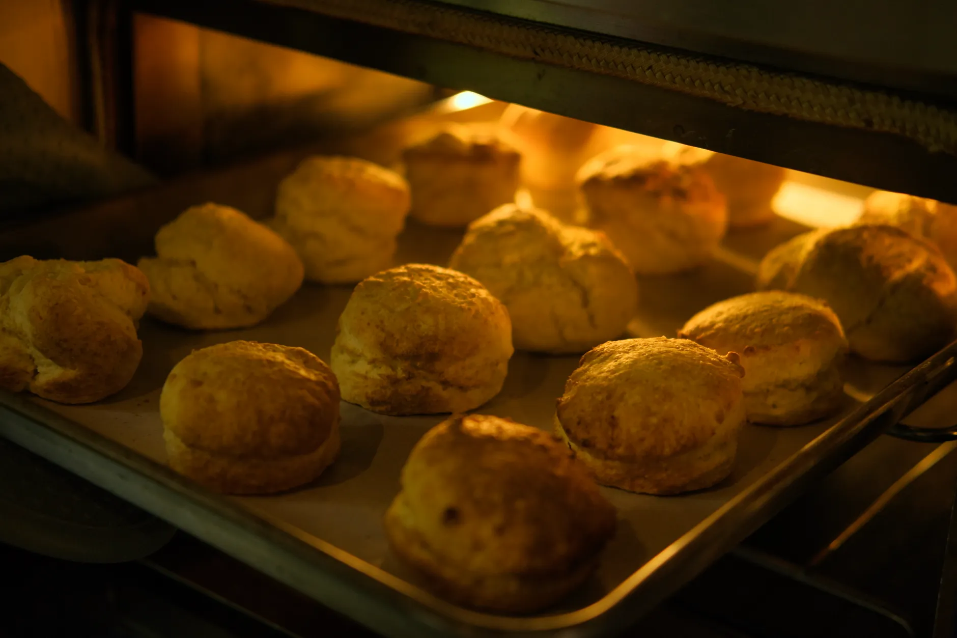 Frisch gebackene Scones im Ofen