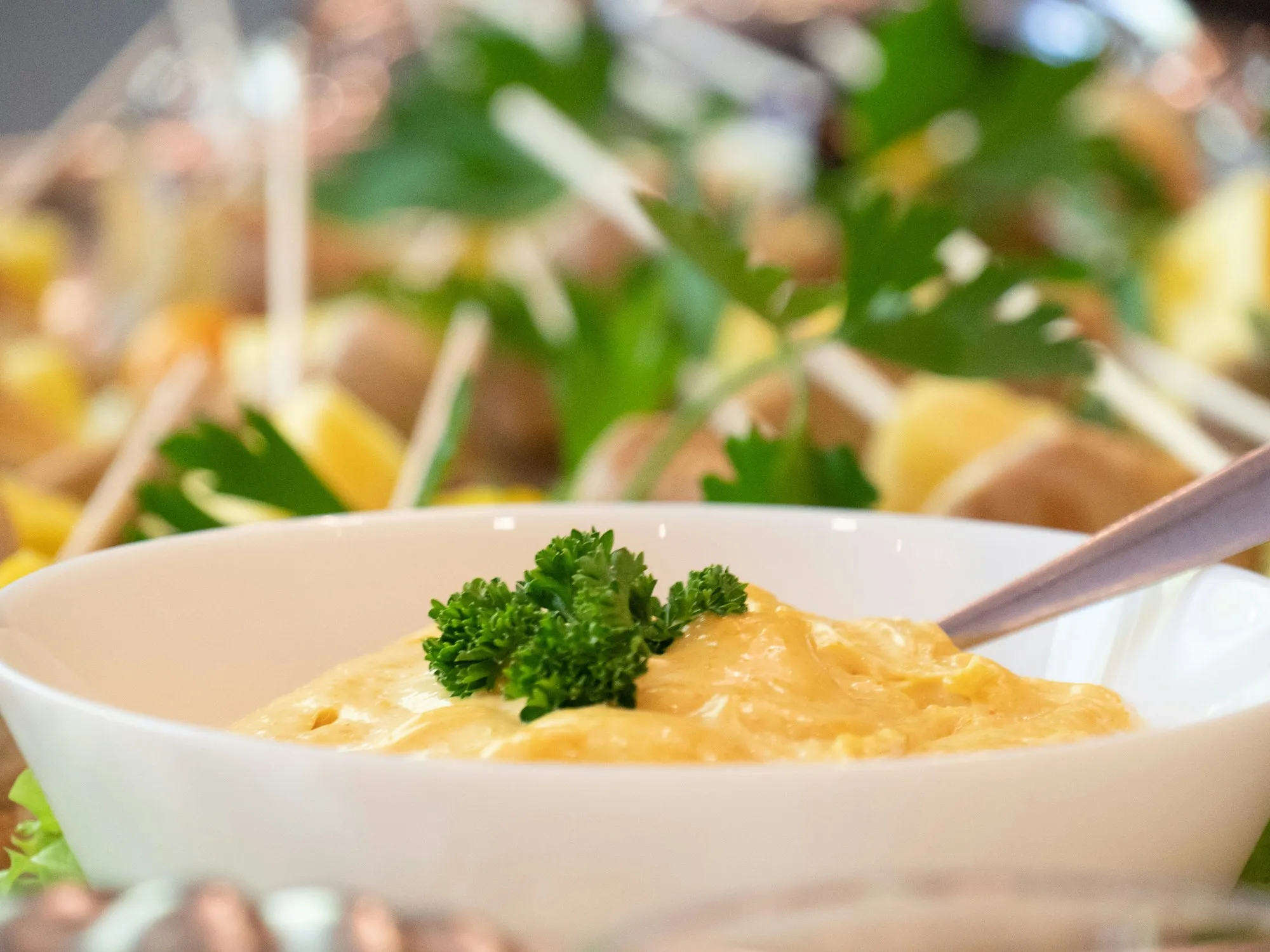 Eine Schüssel mit Gemüse und heller Sauce