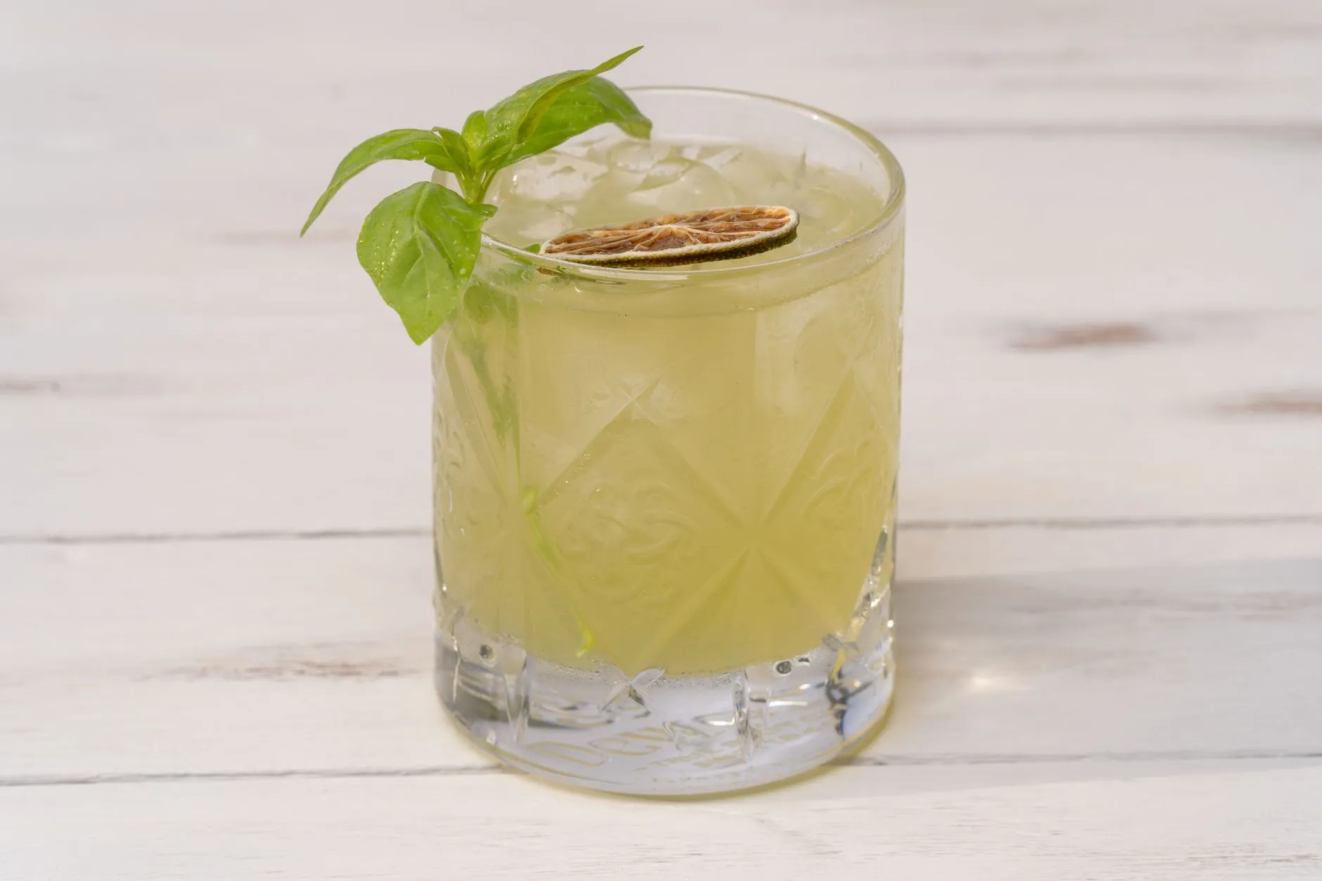 Ein Cocktail mit Minze in einem gemusterten Glas