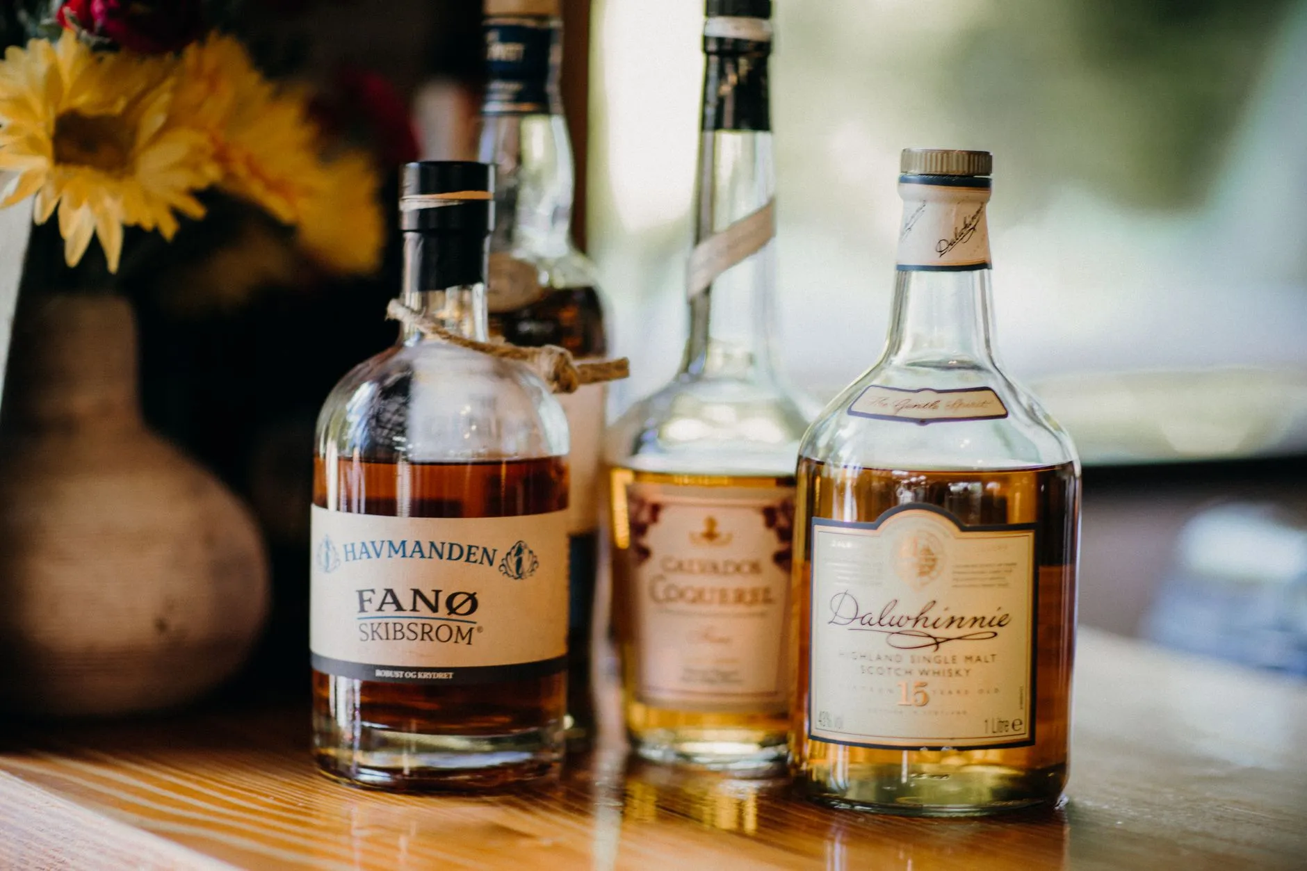 Verschiedene Whisky- und Spirituosenflaschen