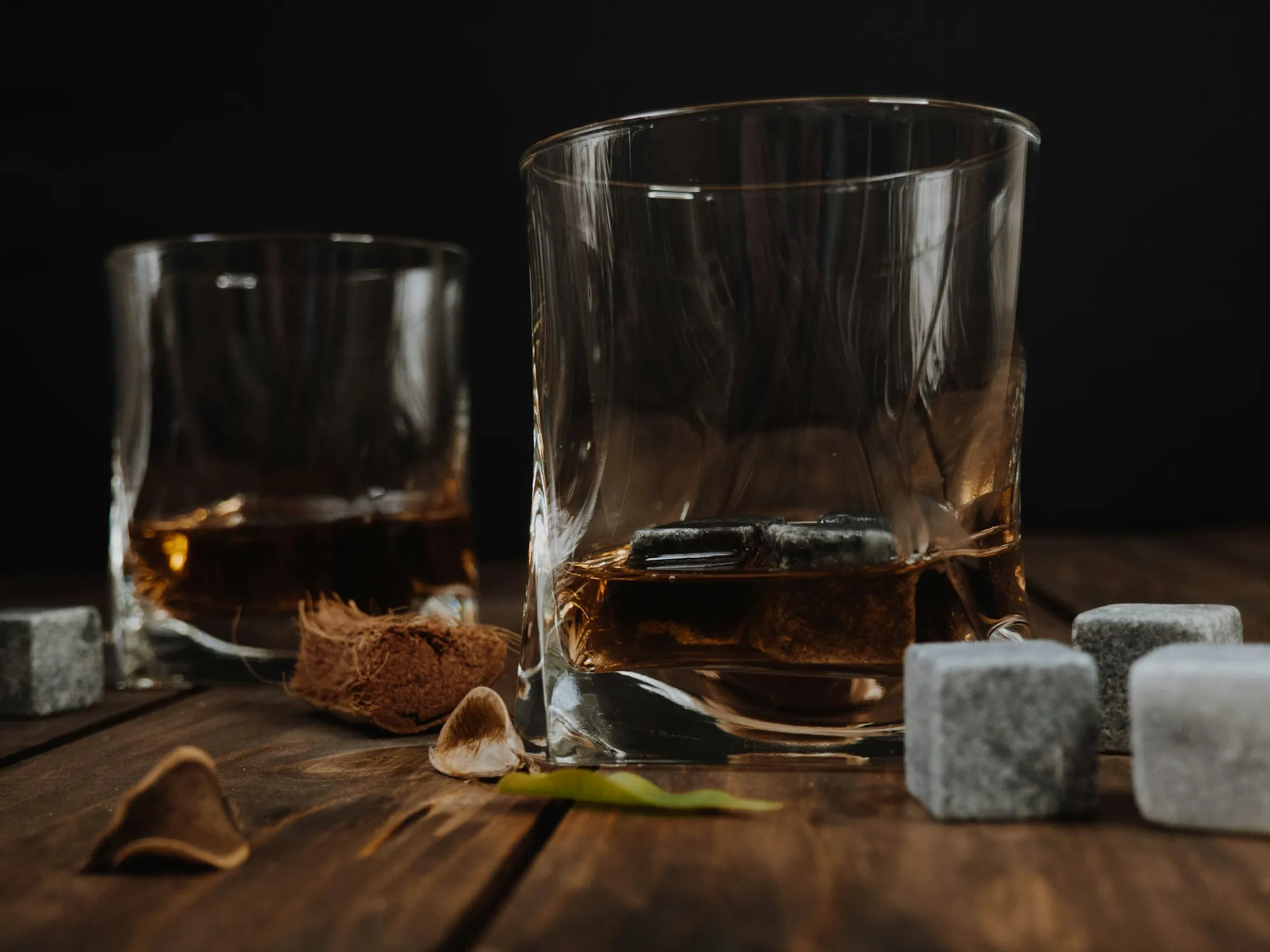 Ein niedriges Tumbler-Glas mit einem Getränk