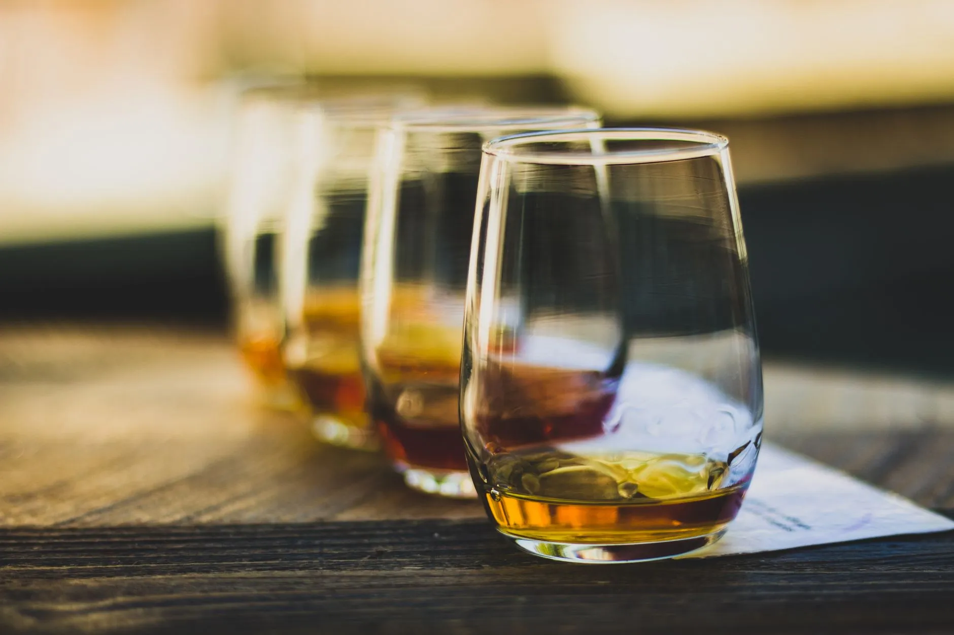 Mehrere Whiskygläser in einem Verkostungs-Setup
