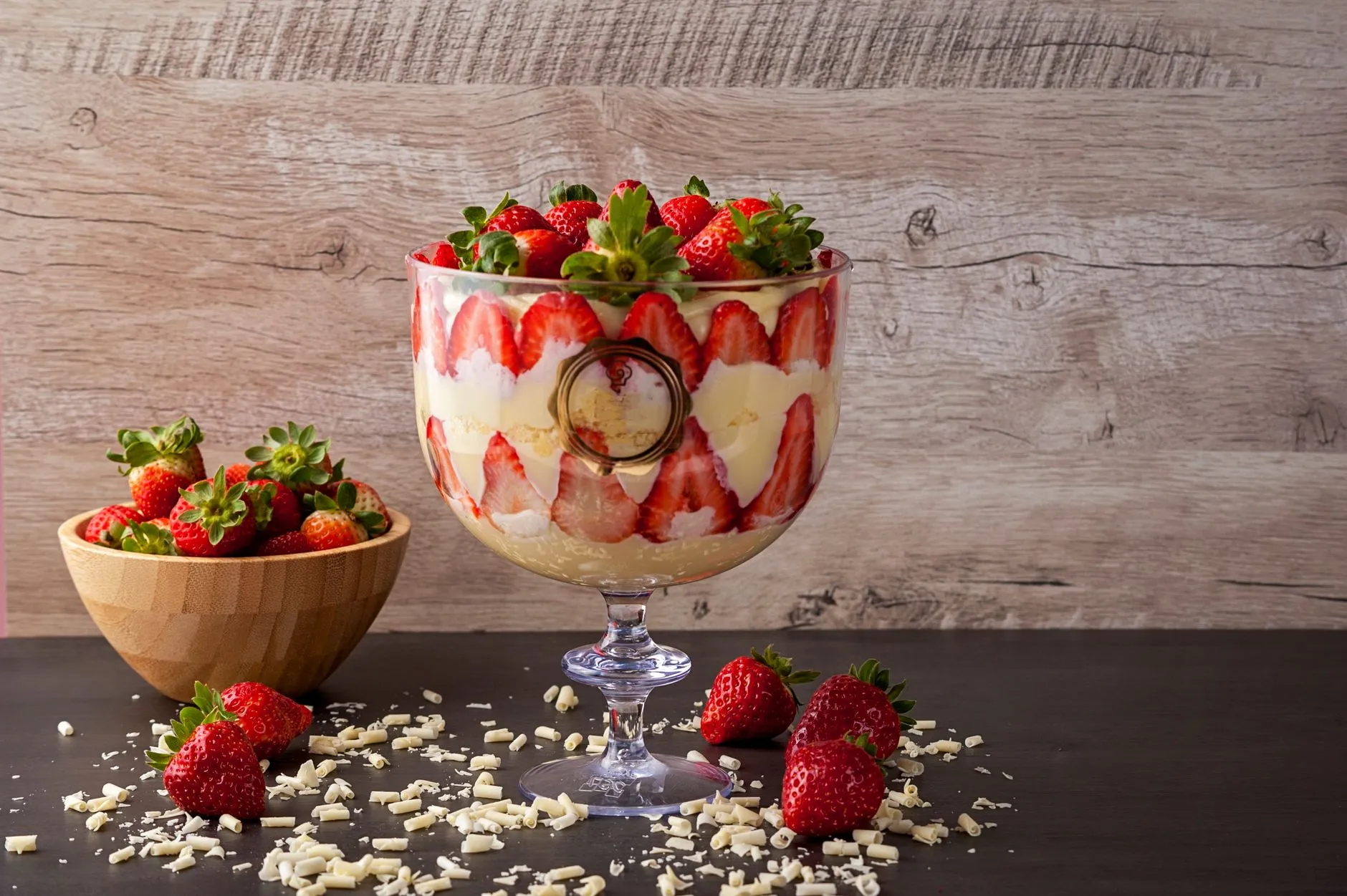 Ein Schicht-Dessert mit Beeren und Sahne im Glas