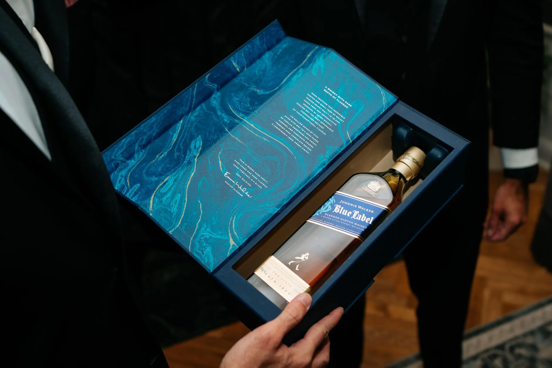 Eine Whiskyflasche in einer edlen Geschenkbox
