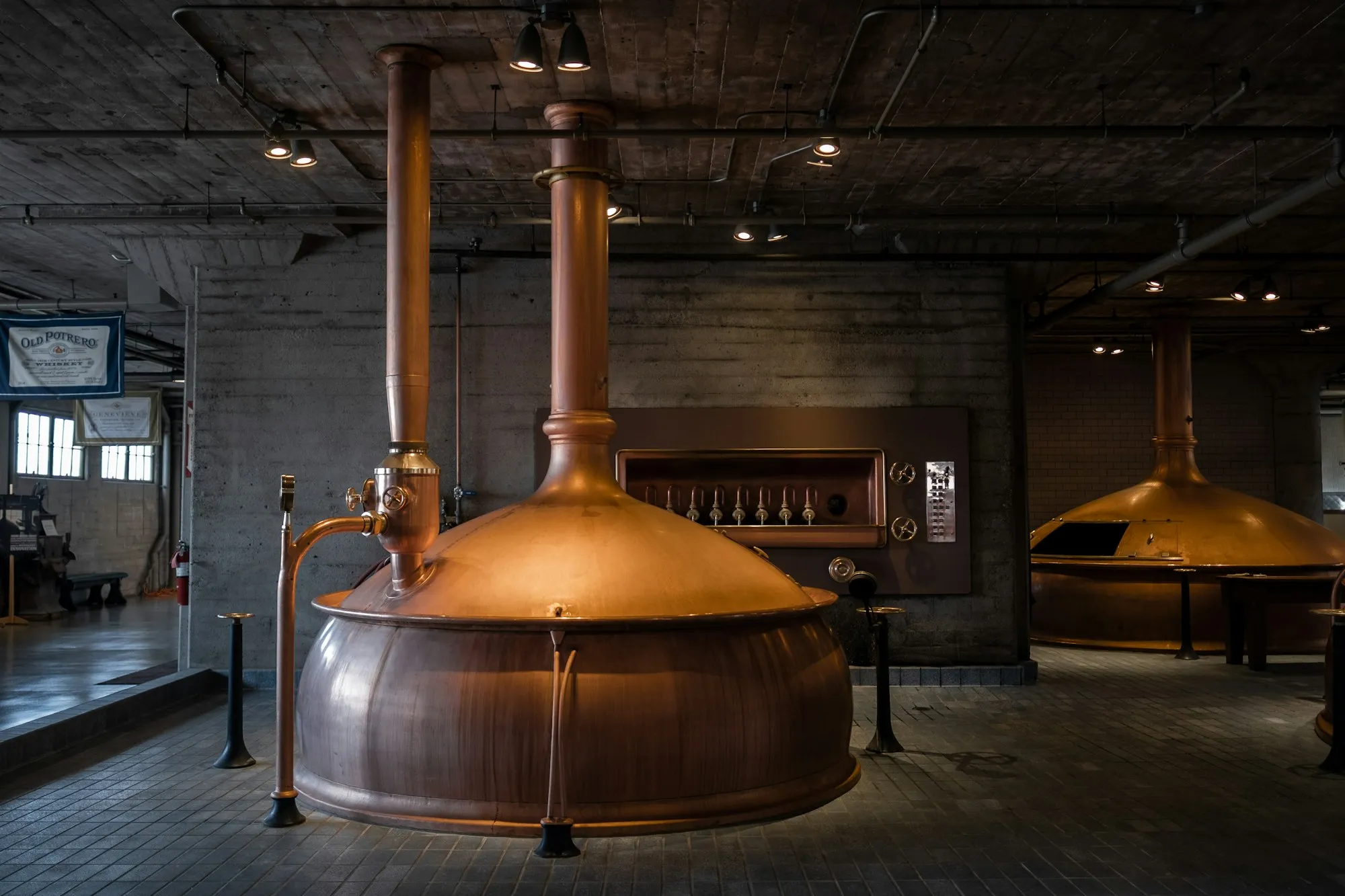 Eine kupferne Pot Still in einer Brennerei