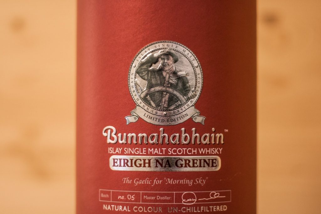 Die schöne Abbildung eines Kapitänes mit seinem Steuerrad auf dem Bunnahabhain Erigh na Greine.