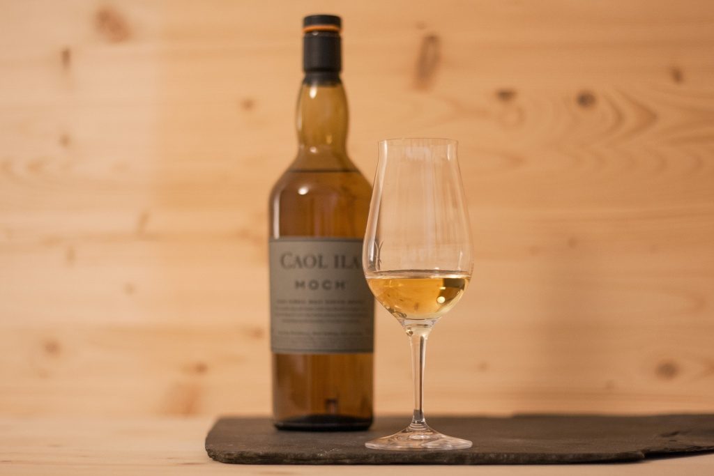 Der Caol Ila Moch ist ein typischer Islay Single Malt Whisky. 